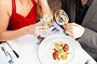 За столом с мужчиной женщина съедает меньше